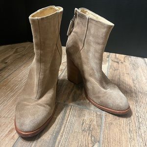 Preowned Rag and Bone suede ankle boots in tan. Size 8 EUR 38